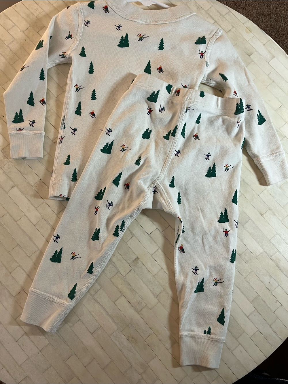 Hanna Andersson Cream Pajama Set with Green Pine Trees & Skiers EU 85 or 2T - Picture 2 of 9